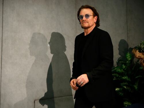Bono degli U2 canta per l'Italia
