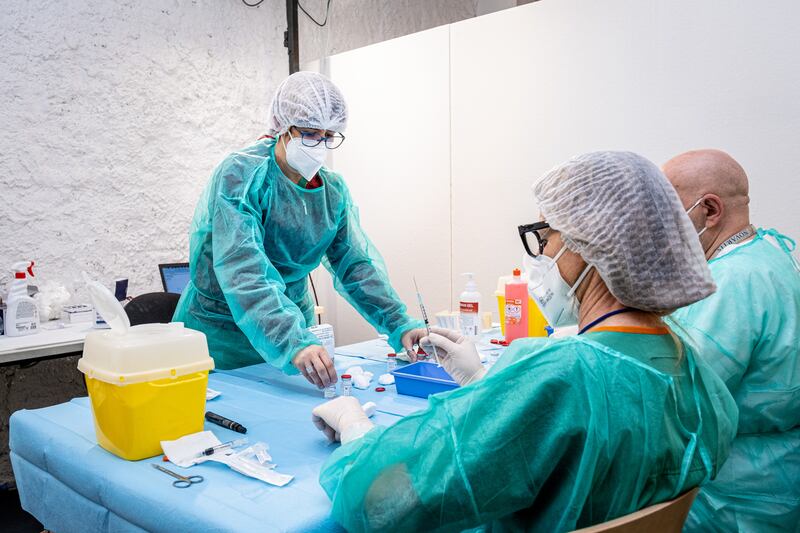 Vaccini ai furbetti e fiale tra i rifiuti