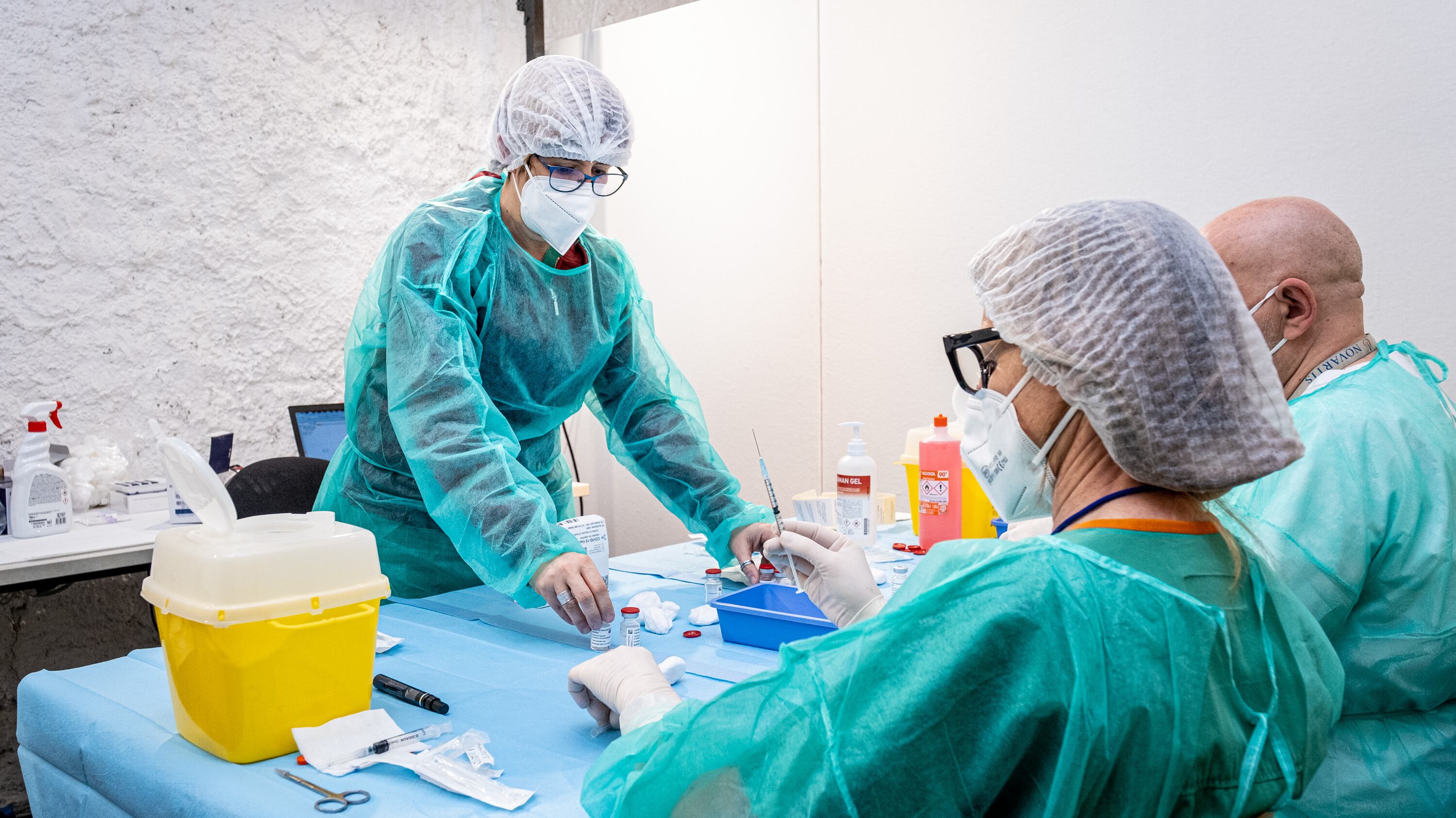 Vaccini ai furbetti e fiale tra i rifiuti