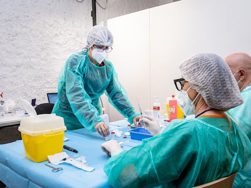 Vaccini ai furbetti e fiale tra i rifiuti