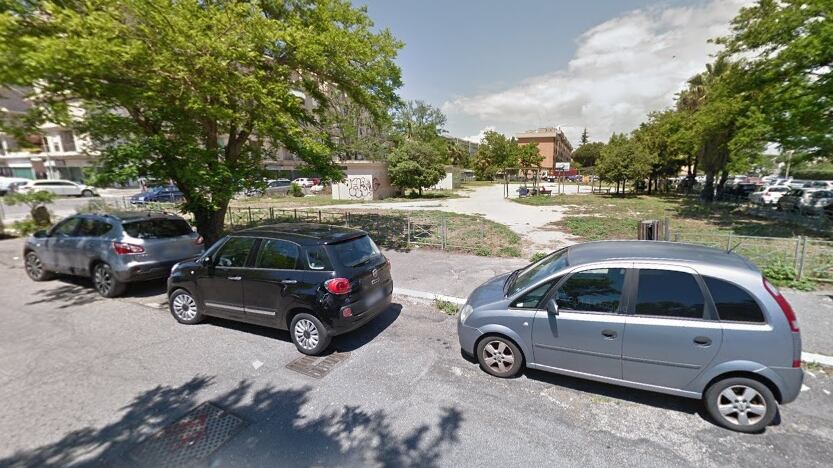 Ostia, armato di martello danneggia auto e minaccia passanti