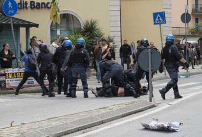 Massa, scontri e feriti al comizio di Salvini 11