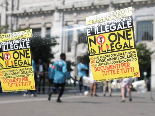 A Milano marcia per gli immigrati. Gasparri: "È contro gli italiani"