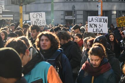 "Salvini ghigliottina", la violenza degli studenti contro la Lega 3