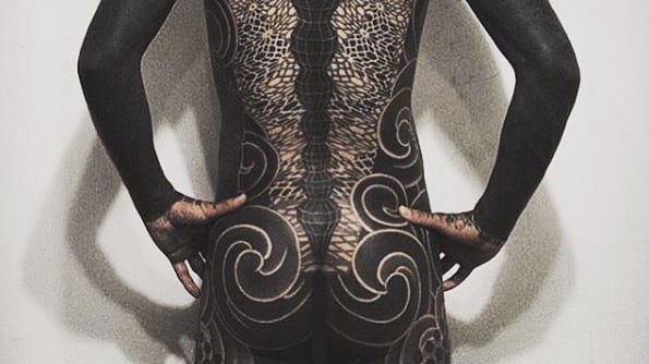 Vuoi farti un tatuaggio total black? A tuo rischio e pericolo...
