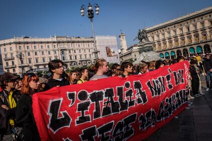 Corteo studentesco, a Milano la protesta contro Draghi e Meloni 2