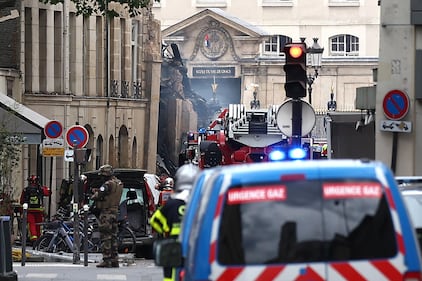 Violenta esplosione a Parigi: crolla la Paris American Academy 7