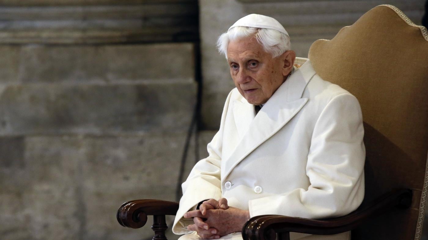 Neanche da morto lasciano in pace Ratzinger: la "caccia" agli eredi per il processo non è finita