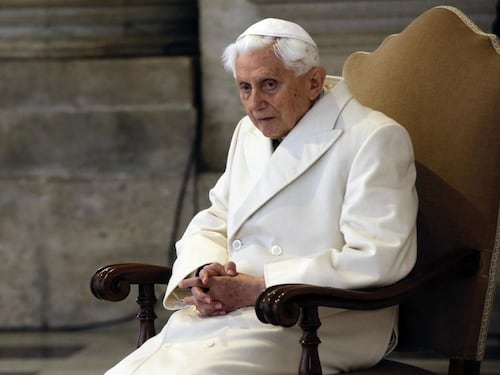 Neanche da morto lasciano in pace Ratzinger: la "caccia" agli eredi per il processo non è finita