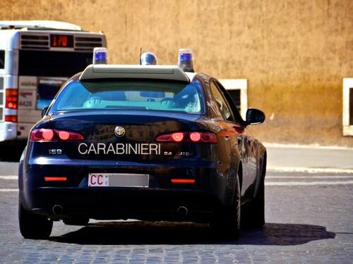 Sottraggono 60mila euro a un 16enne minacciando di accusarlo come spacciatore
