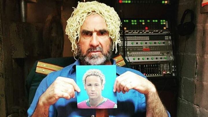 L'ironia di Cantona: spaghetti in testa per imitare la "banana" di Neymar