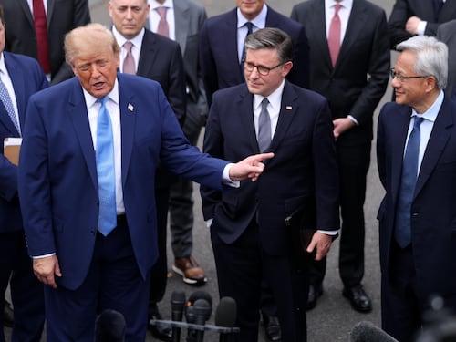 Vittoria di Trump alla Corte Suprema: via libera ai rimpatri dei migranti nei Paesi terzi