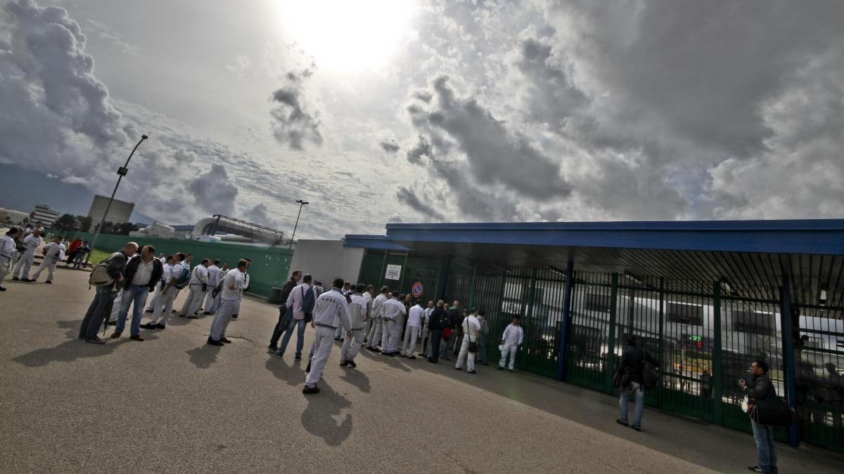 Il vescovo di Nola: "Non sto coi violenti". E accetta l'invito nello stabilimento Fiat