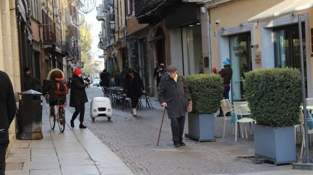 Ecco il robot postino (ma c'è già il drone che ti porterà la pizza)
