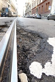 Buche pericolose sulle strade di Milano dopo le violente piogge degli ultimi giorni 4