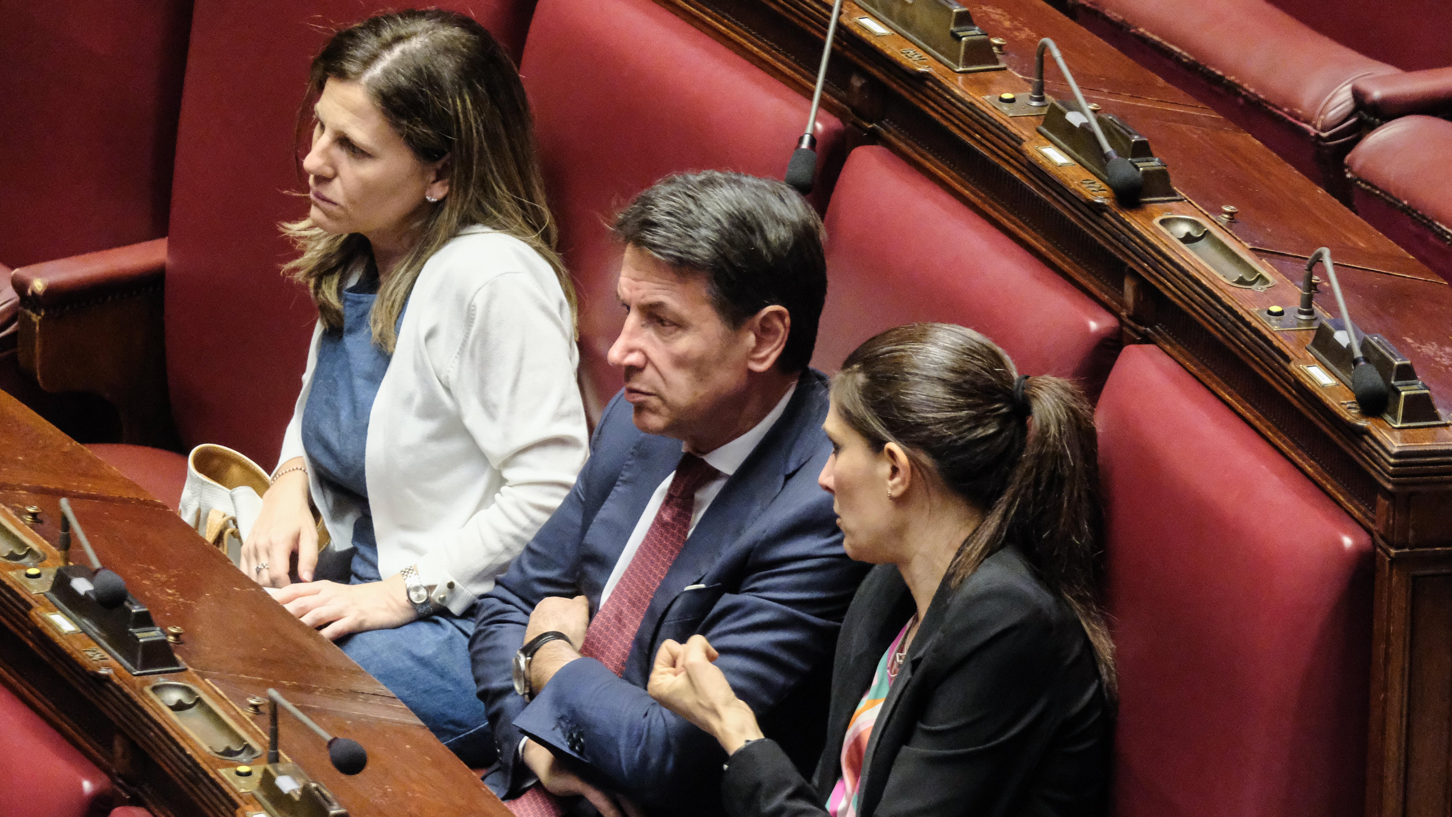 I grillini protestano ma il "bellicista" Conte firmò due volte l'aumento di spese militari