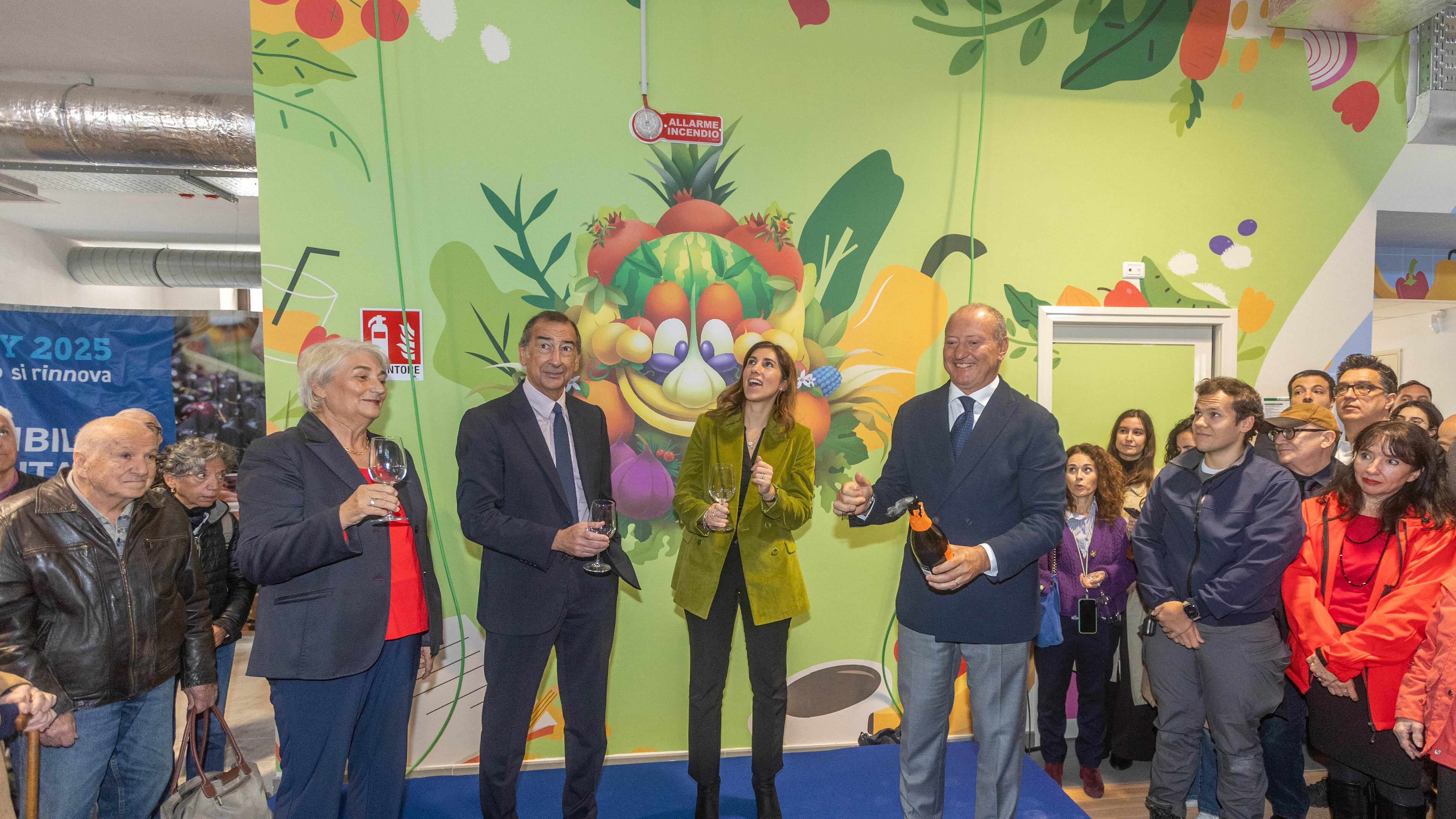 Riapre il mercato di Rombon. All'interno anche Mondadori