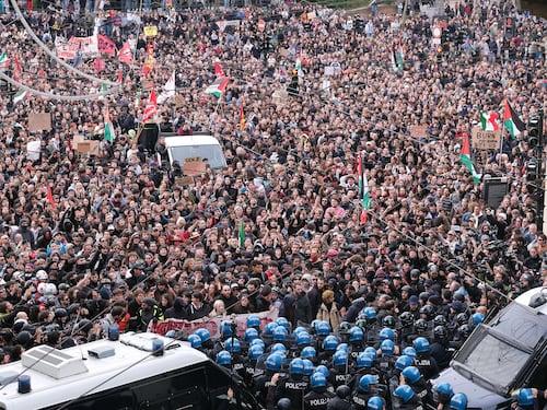 Cortei in tutta Italia, il bilancio: scontri ma niente devastazioni. Meloni: “La sinistra teme più i militari che i violenti”
