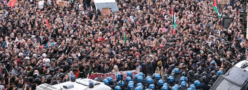 Cortei in tutta Italia, il bilancio: scontri ma niente devastazioni. Meloni: “La sinistra teme più i militari che i violenti”