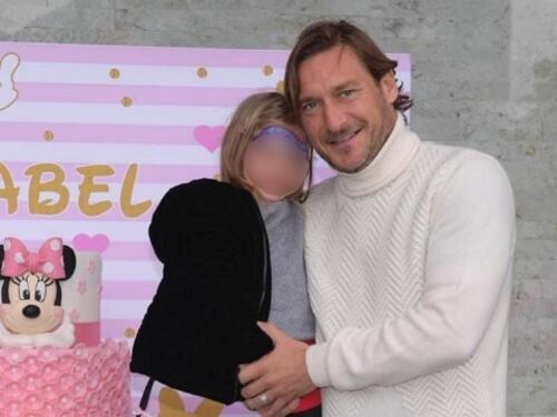 "A casa di Noemi con la figlia fino all'1 di notte": bufera su Totti