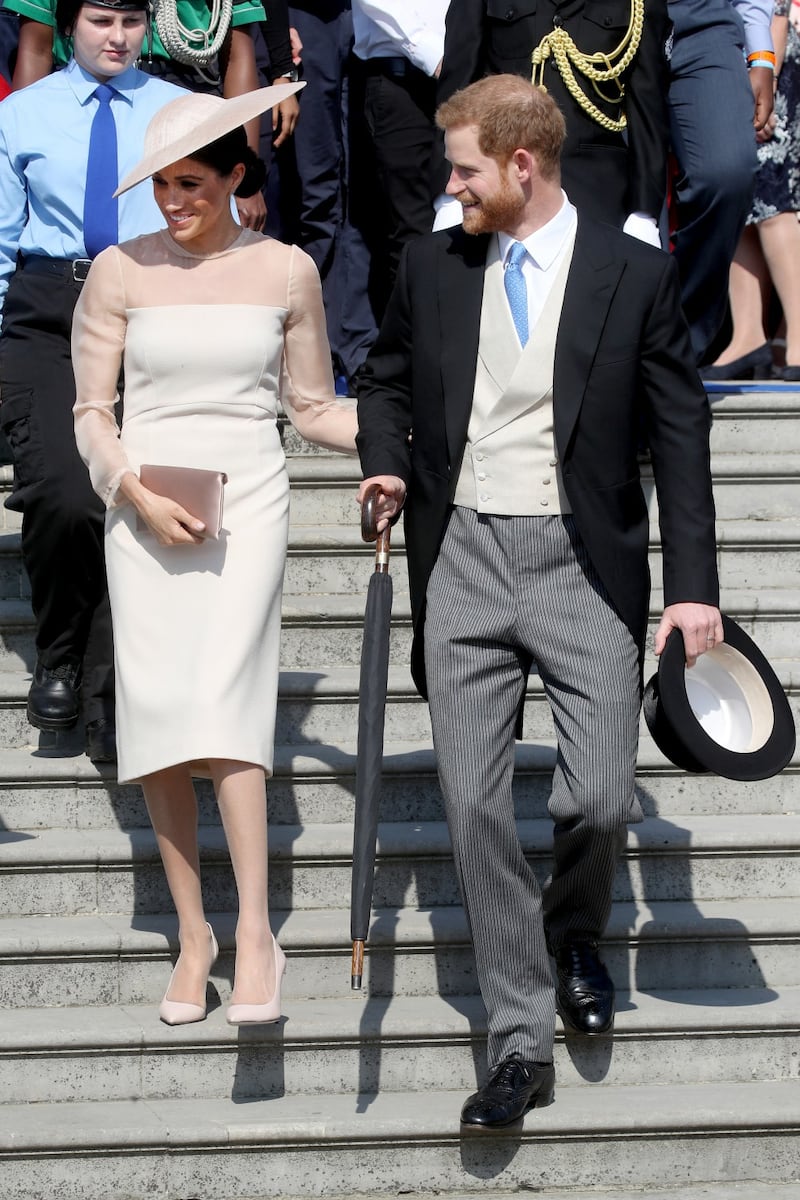 Meghan Markle solare alle celebrazioni per Carlo 3