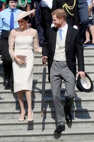 Meghan Markle solare alle celebrazioni per Carlo 3