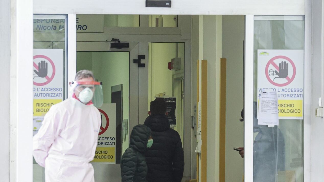 Virus, Gallera lancia l'allarme: "Punto di non ritorno vicino per terapie intensive"