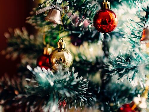 Germania, tasse pure sugli alberi di Natale