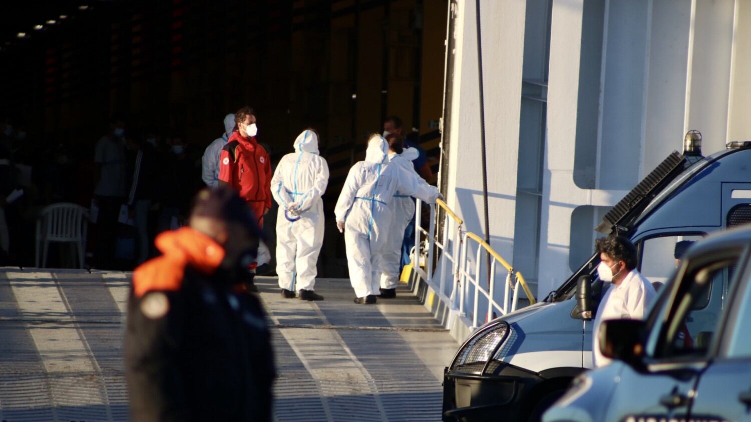 Lamorgese smentita in 24 ore: lo sbarco imbarazza il governo