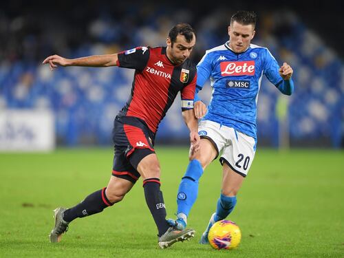 Napoli, danneggiata l'auto della moglie di Zielinski. La moglie di Allan via dai social