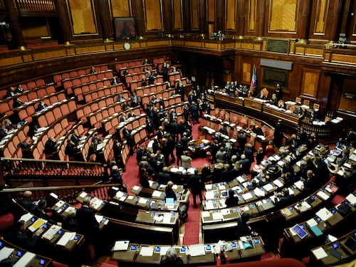 E il Parlamento assume ancora (con novità sugli stipendi)