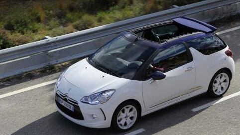 La capote può essere sollevata anche in velocità, fino a 120 orari