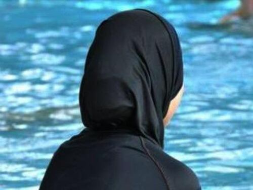 Il delirio del sindaco francese: "Il no al burkini? Un marchio del patriarcato"