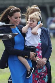 Che capricci, principe George! Tutte le foto alla base militare della Raf e dello "scivolone" sexy di Kate 20