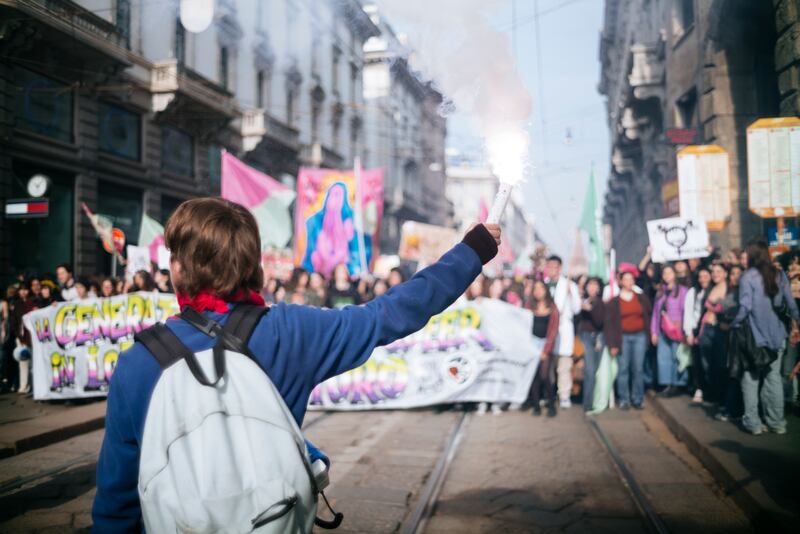 "Generazione meticcia e queer". A Milano sfila il corteo "transfemminista" 29