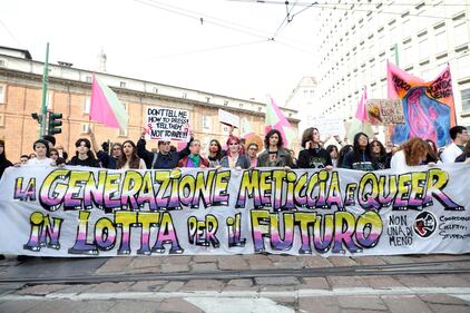 "Generazione meticcia e queer". A Milano sfila il corteo "transfemminista" 9