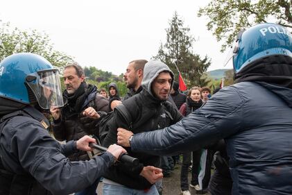 Centri sociali, anarchici e attivisti tentano di sfondare i cordoni di polizia: 30 identificati 14