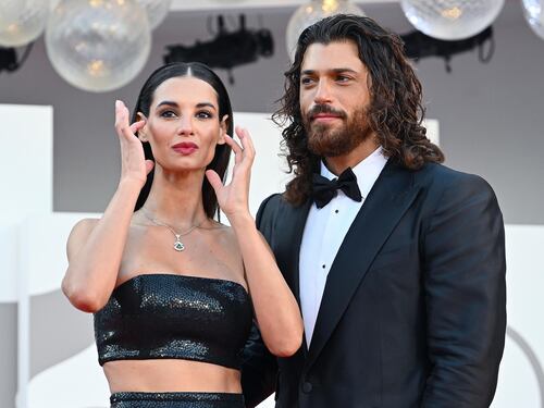 L'accusa della negoziante a Can Yaman: "Mi ha aggredita per la musica"