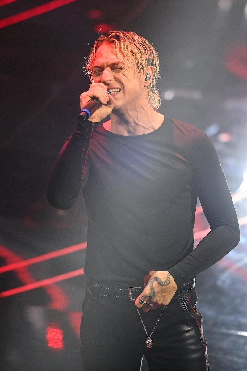 Sanremo 2024: ecco il look della prima serata del Festival di Irama  2