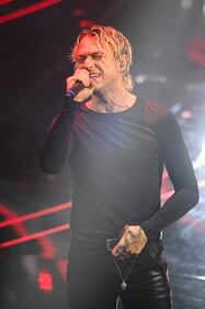 Sanremo 2024: ecco il look della prima serata del Festival di Irama  2