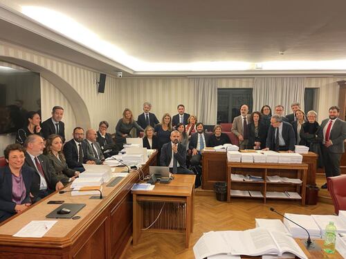 "Forzature sulla manovra". Le opposizioni occupano la commissione