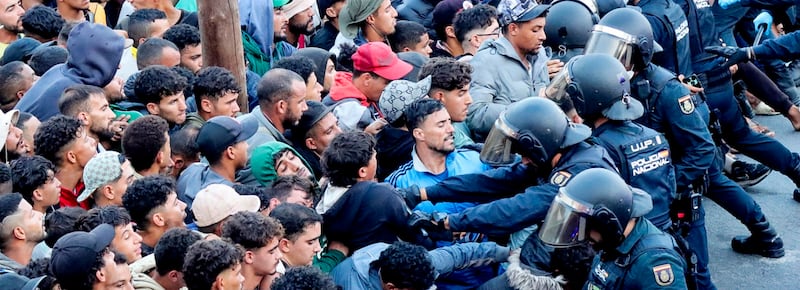 A Ceuta al via i trasferimenti dei migranti nei centri temporanei: agenti costretti a sparare in aria e caricare