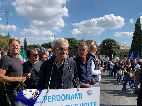 Roma, anziano scende in piazza e chiede perdono: "Ho votato due volte 5s"