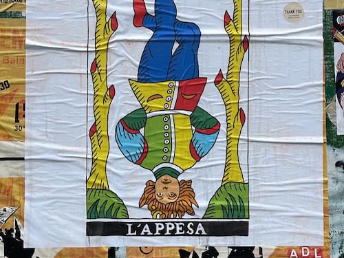 L'attacco choc alla Meloni: alle urne compare "L'appesa"