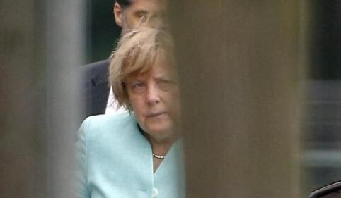 Il volto provato della Merkel dopo il referendum greco 2