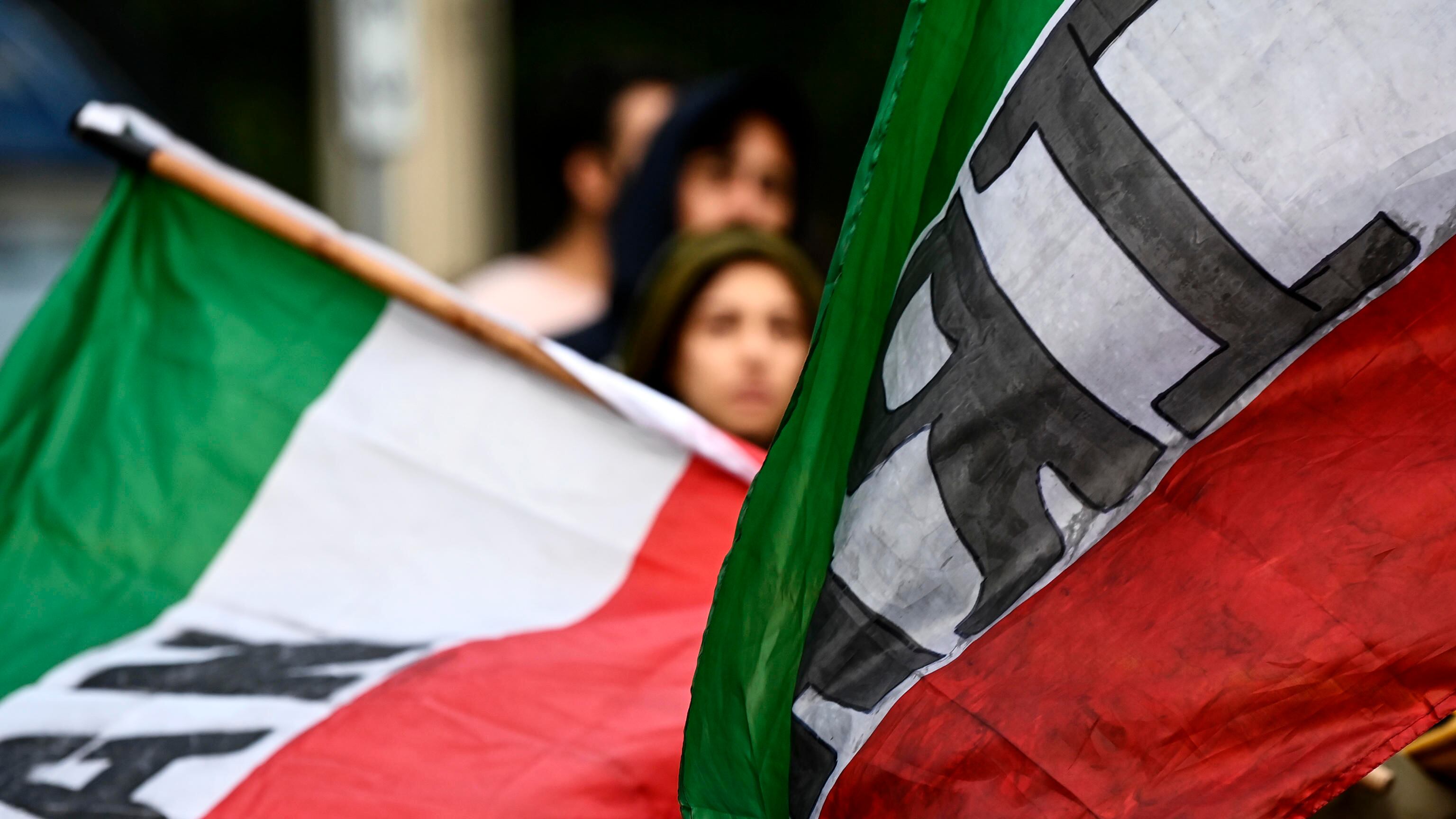Iran, condannati a morte un calciatore e un attore. Proteste a New York