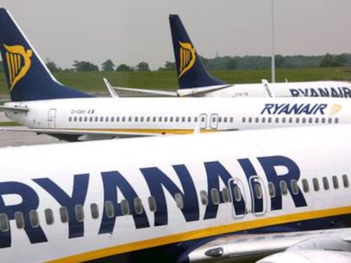 Ryanair: "Imbarcando più passeggeri volerete più comodi". Ma com'è possibile?