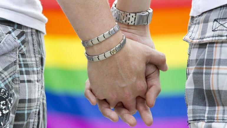 Coppia gay si bacia in spiaggia e viene presi a pugni