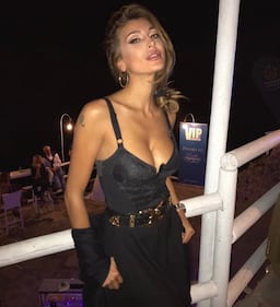 Cristina Buccino, scollatura hot in vacanza 11