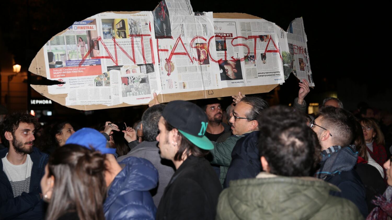 Sardine in piazza a Vicenza, l'ira dei commercianti: "Non ci fanno lavorare"
